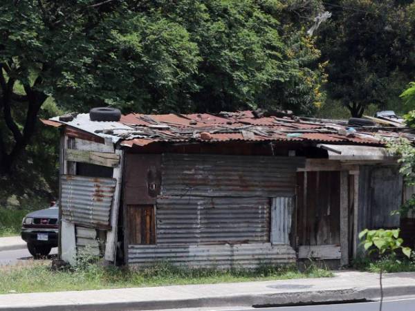 Josúe Esperanza, portavoz de la Policía Municipal, aseguró que las calles y aceras deben permanecer libres para permitir el tránsito de peatones y vehículos.