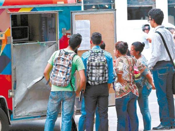 En la Plaza Central a diario se instala una unidad móvil de la Secretaría del Trabajo donde se inscribe a los desempleados.