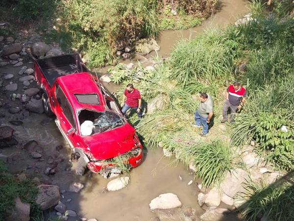 El carro con placas HAT 0973 terminó con los ejes destruidos y las llantas fuera de su lugar.