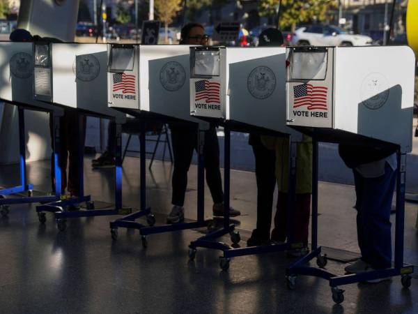 Personas votan en un centro de votación en el Museo de Brooklyn en el distrito de Brooklyn de Nueva York, Nueva York, EE. UU