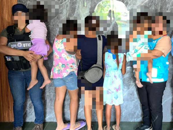 Agentes durante el operativo en Pimienta, Cortés, donde fueron rescatadas cinco menores de edad tras una denuncia.