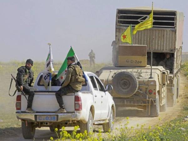 Combatientes del EI que se rindieron ante las fuerzas democráticas.