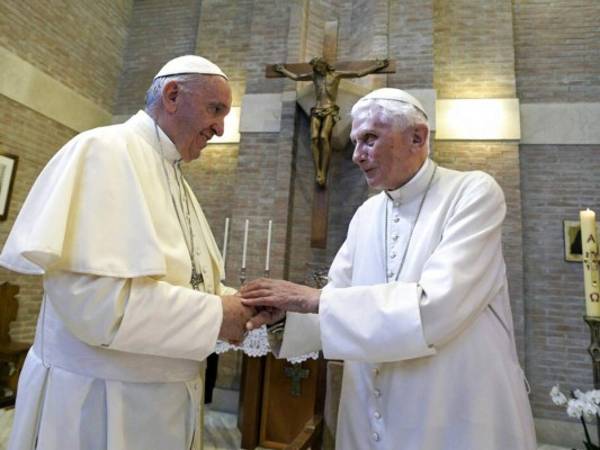 La injerencia de Benedicto es extraordinaria dado que él prometió, al retirarse en el 2013, permanecer 'oculto al mundo' y obedecer al nuevo papa. Foto: AP.