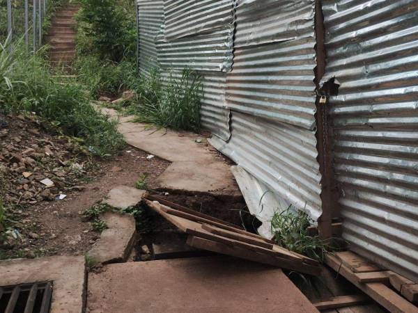 Los habitantes del sector 7 de esta colonia, son los más afectados, ya que es donde surgió el inconveniente. Las denuncias por la contaminación, el mal olor y el peligro, nacen con más fuerza en este lugar.