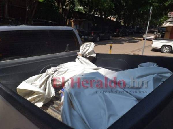 Los cuerpos de los dos fallecidos en Jano fueron ingresados a la morgue de Medicina Forense donde se les practicó la autopsia. Foto: Alex Pérez/ EL HERALDO