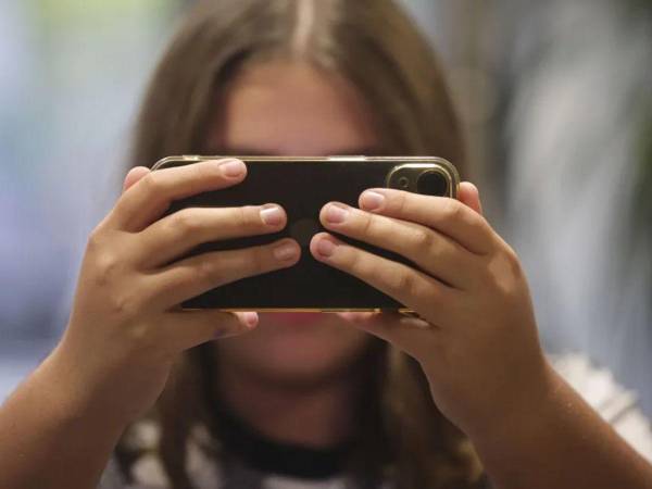 Francia se convirtió en el primer país europeo en prohibir el acceso a redes sociales a menores de 15 años.