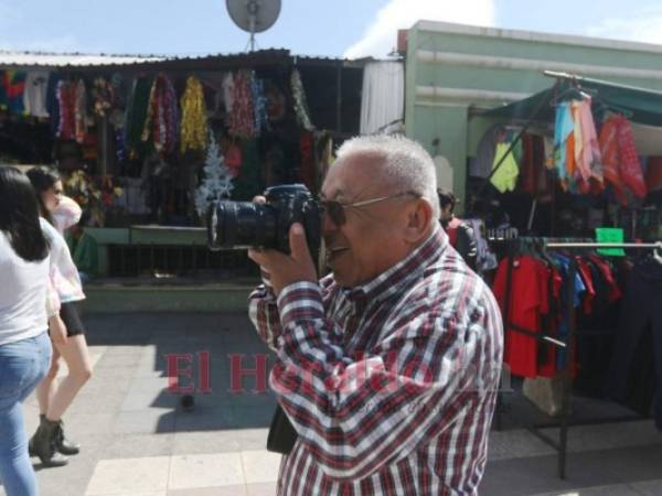 El fotorreportero Arístides Salinas, con décadas de trayectoria en medios, cubrió eventos deportivos y sucesos mostrando mucho profesionalismo. Foto: Efraín Salgado.