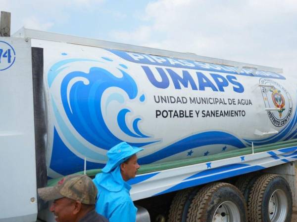 Abastecimiento de agua en la colonia Nueva Jerusalén realizado por la Alcaldía Municipal del Distrito Central (AMDC) a través de la Unidad Municipal de Agua Potable y Saneamiento (UMAPS).