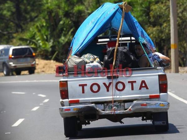 Los capitalinos cargaron los carros con sus maletas y emprendieron el viaje hacia los diferentes destinos turísticos del país. Foto: Johny Magallanes/EL HERALDO