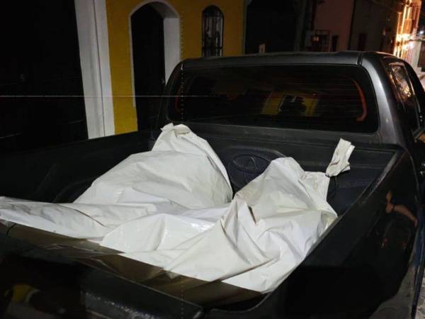 Personal de Medicina Forense ya realizó el levantamiento de ambos cuerpos para ser trasladados a la morgue.