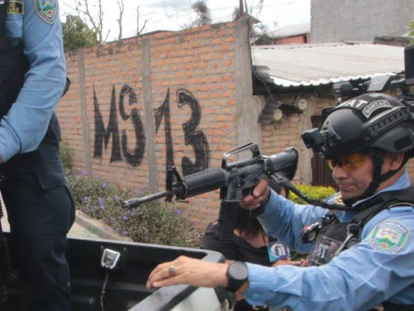 La icónica sigla de la MS-13 pintada en un muro de la capital recuerda el control silencioso que imponen las maras. Tegucigalpa y Comayagüela apenas cuentan solo 1,446 agentes para resguardar a 1.3 millones de capitalinos.