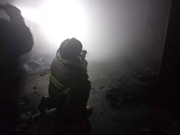 Un apagafuegos intenta contener el voraz siniestro que enlutó a esta familia hondureña.