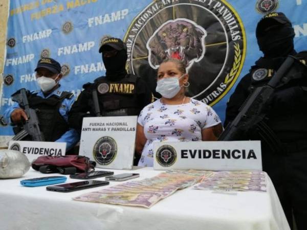 A la hora de ser arrestada tenía en su poder un paquete transparente con un peso aproximado de una libra de marihuana, 26 alijos más de la droga y dinero en efectivo. Foto: Fuerza Nacional Anti Maras y Pandillas