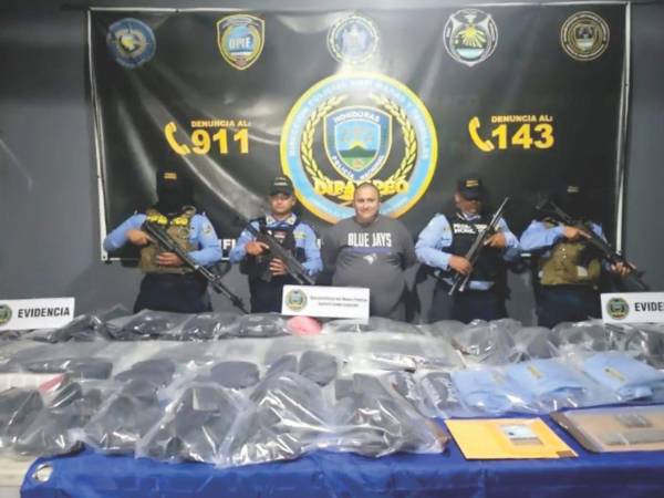 Una persona fue detenida por las autoridades durante el operativo donde se encontró la indumentaria policial.