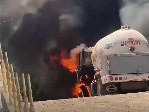 Las llamas rápidamente se pasaron al automotor sin que el fuego pudiera ser controlado.