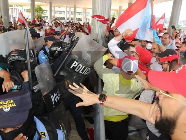 Durante la represión de la Policía a los liberales se reportaron heridos en los bajos del Legislativo.