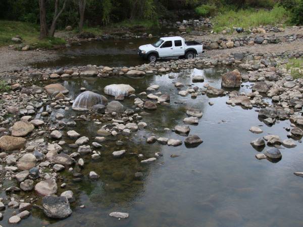 La camioneta de EL HERALDO Plus avanza sobre el río Guacerique, a la altura de la aldea El Empedrado, un tramo que la histórica sequía de este año transformó en una carretera de piedras.