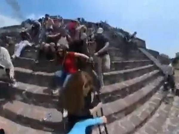 En el archivo se escucha el llanto de las mujeres y el pánico colectivo de los presentes.
