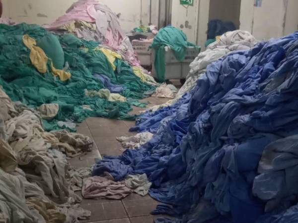 Así se encuentran las salas de lavandería ante el mal funcionamiento de las lavadoras.