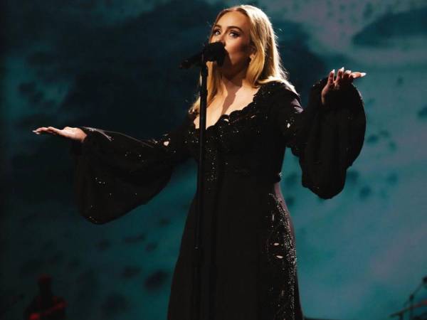 Con más de <b>56 millones de copias</b>, la cantante británica celebra el 15º aniversario de su obra cumbre superando el legendario récord que <b>Whitney Houston</b> mantenía desde 1992 con la banda sonora de El Guardaespaldas.