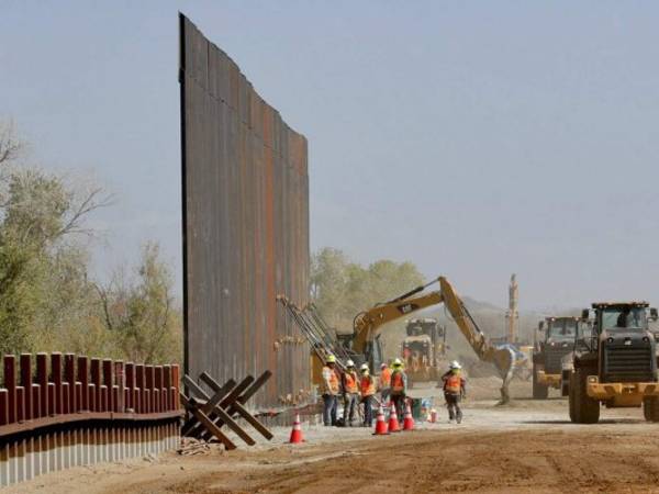 Esto constituye la tercera vez en el último año que la agencia transfiere tierras públicas al Ejército para labores de construcción relacionadas con el muro fronterizo. Foto: AP.