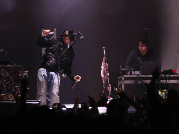 Una puesta en escena híbrida entre show musical y rodaje audiovisual ofreció Latin Mafia en su visita a la capital de Honduras.