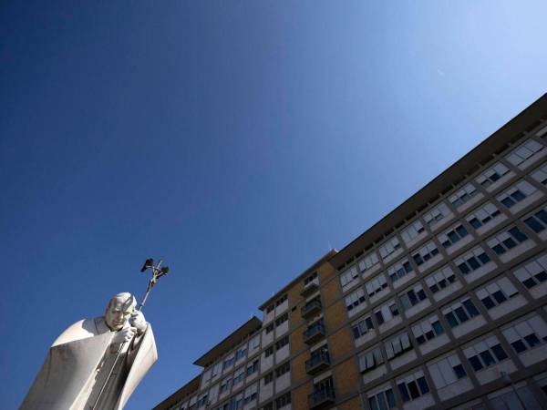 La comunidad católica sigue atenta a su recuperación, mientras el Vaticano aún no confirma su fecha de alta.