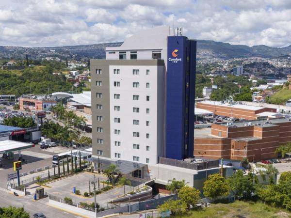 Vista exterior del Comfort Inn Tegucigalpa, un hotel de diseño contemporáneo que fortalece la oferta de hospitalidad de Choice Hotels en la capital hondureña.