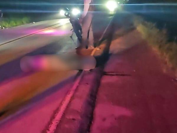 El cuerpo del hombre quedó a la orilla del pavimento, desde donde lo levantaron sus familiares.