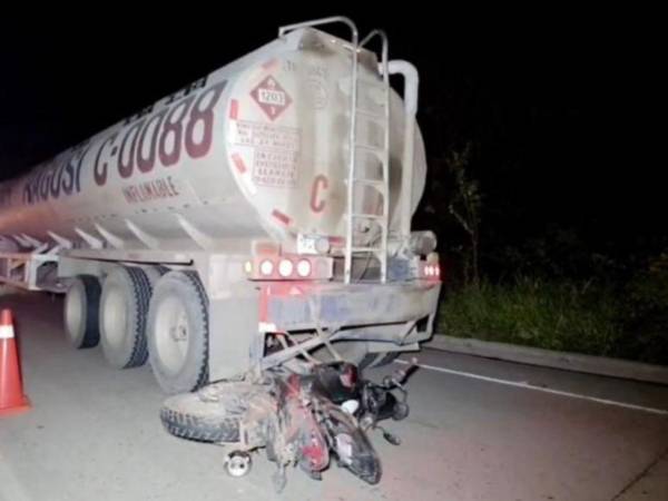 El motociclista impactó contra un rastra, los que le provocó la muerte.