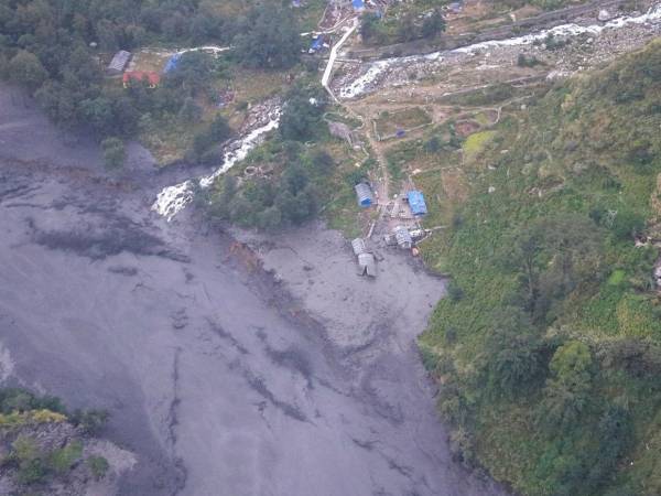 Las autoridades enviaron unos 200,000 SMS de alerta temprana para pedir la evacuación inmediata en distritos bajo riesgo de nuevos colapsos.
