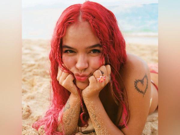 La colombiana Karol G agradeció por lo difícil que fue este 2022, pero sobre todo por todo lo que le enseñó. “Me quedan los recuerdos de muchas lagrimitas, de frustraciones y preguntas y cosas que siguieron rompiendo mi corazón (tal vez para reconstruirlo más bonito), pero también sueños cumplidos, de sonrisas interminables, de poder visitar los lugares más increíbles que alguna vez conocí, y la sabiduría de poder decir que los millones los cuento en la salud, la familia y los buenos tiempos”, escribió la reguetonera.