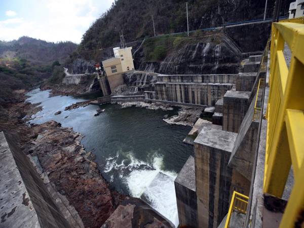 No todas las actividades han cesado por completo en la hidroeléctrica Patuca III debido a que se encuentra despachando agua al otro lado del río para evitar repercusiones o mayor sequía en el afluente.