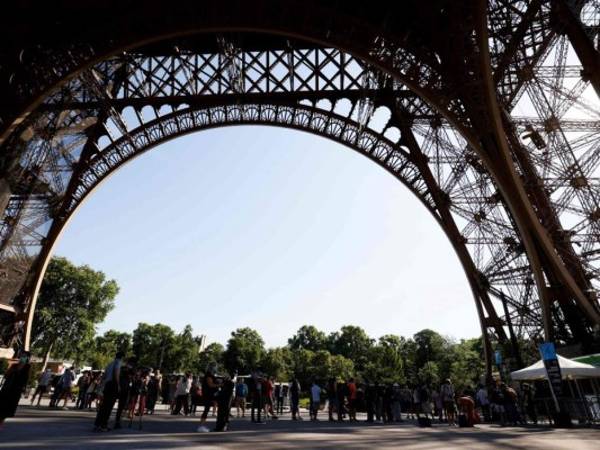 Unos 50 visitantes y numerosos periodistas aguardaban la reapertura al pie de la torre.