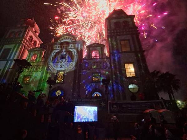 El santuario de Suyapa se llenó de luz y color con un impresionante video mapping por el aniversario del hallazgo de la Virgen de Suyapa en Tegucigalpa. Aquí las impresionantes imágenes que iluminaron el templo.