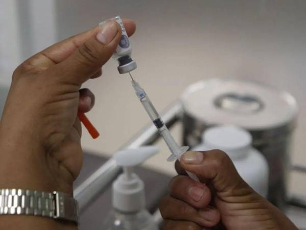 Las autoridades retiraron de los establecimientos de salud los lotes de la vacuna hexavalente que terminan en 013 y 014 que están asociados a la muerte de las menores.