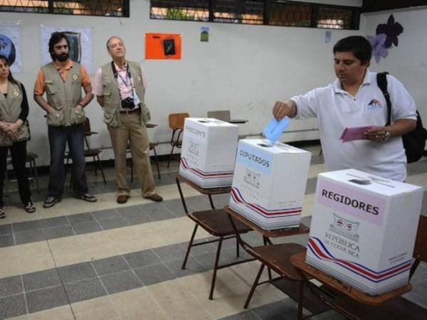 Los votantes llegaron a ejercer el sufragio desde muy temprano. Foto: Agencia AFP