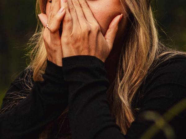 Tras reiterados maltratos domésticos, una reconocida presentadora de televisión denunció este lunes a su pareja ante las autoridades policiales en Santa Lucía, Francisco Morazán. La joven, cuyo nombre no ha sido confirmado por las autoridades, asegura que su pareja la amenazaba con difamarla en redes sociales si lo denunciaba.