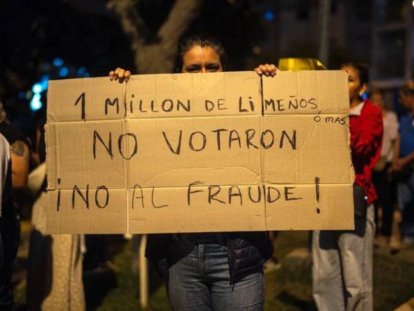 Las elecciones generales de Perú quedaron empañadas por una serie de irregularidades en su organización que llevaron al candidato ultraderechista Rafael López Aliaga a denunciar, sin que haya pruebas sólidas, un fraude en su contra y pedir la captura inmediata del jefe de la Oficina Nacional de Procesos Electorales (ONPE), Piero Corvetto, quien dimitió del cargo este martes.