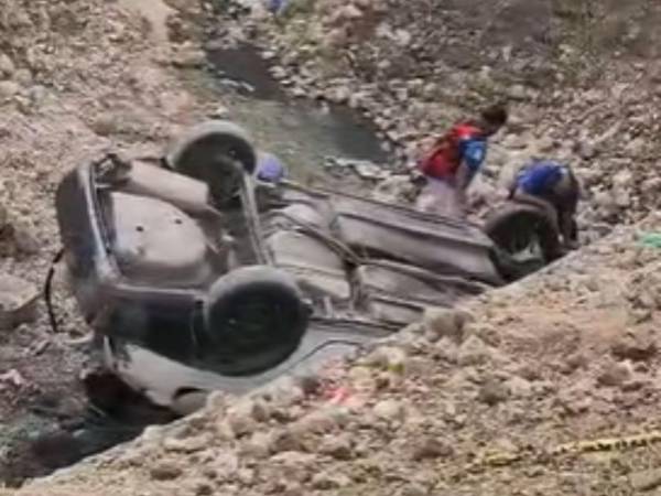 El taxi quedó volcado en una hondonada de la colonia Reynel Fúnez; el conductor resultó ileso.