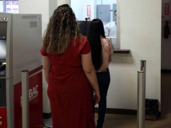 Las personas naturales en particular mujeres son las titulares de más cuentas de ahorro con saldos mínimos en los bancos.