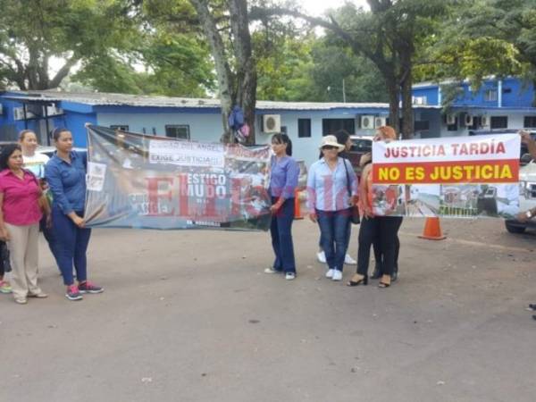 Con pancartas en sus manos los vecinos de Ciudad del Ángel afirman que 'Justicia tardía no es justicia'. Foto: Elvis Mendoza/EL HERALDO