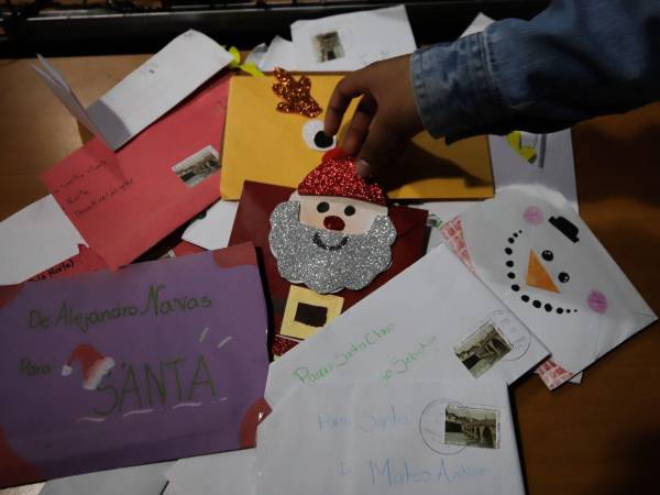 Con cartas decoradas con estrellas, renos y Santa Claus, más de 100 niños hondureños enviaron sus peticiones a Santa Claus hasta el Polo Norte.