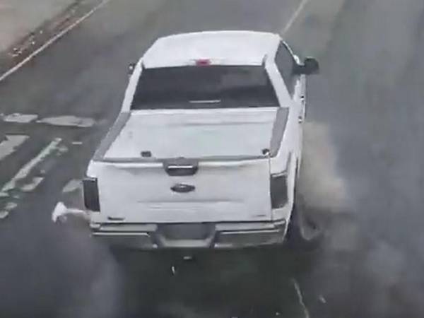 La pareja a bordo de la motocicleta quedó varios segundos debajo de las llantas del automotor.