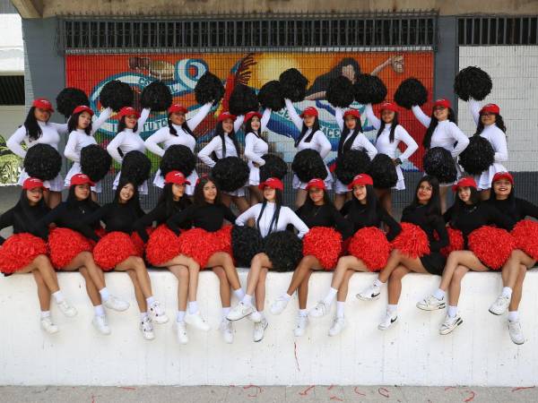 Con entusiasmo, las pomponeras del Instituto Central Vicente Cáceres (ICVC) afinan cada detalle de sus presentaciones para los desfiles del 15 de septiembre. El grupo está conformado por 22 jóvenes que representan con orgullo a su colegio en las fiestas patrias.