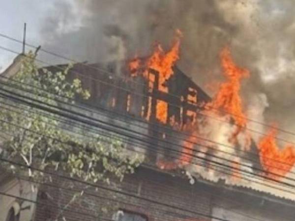 Incendio amenaza con extenderse a otras propiedades en el casco histórico de Tegucigalpa