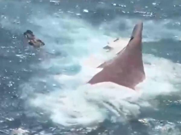 Los equipos de emergencia de Indonesia han localizado con la cubierta hundida y el casco flotando al barco de pasajeros cuyo naufragio, la madrugada del domingo 13 de septiembre, dejó seis muertos, 129 desaparecidos y 108 rescatados, según el balance provisional publicado este lunes 14.