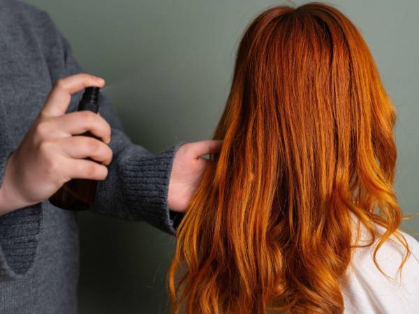 La humedad ambiental es una de las principales causas del encrespamiento del cabello.