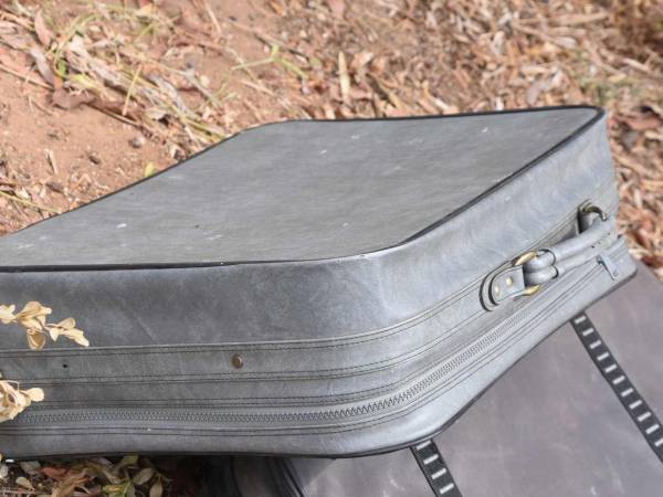 El olor putrefacto que despedía una maleta abandonada cerca de un cruce de aguas residuales en el barrio Cabañas, en San Pedro Sula, despertó la curiosidad y molestia de vecinos que vivían en esa zona, por lo que decidieron revisar de qué se trataba.