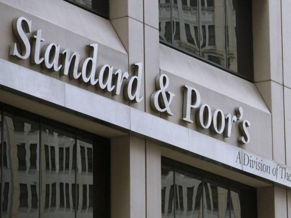 El informe de Standard &amp; Poor's destaca que Honduras logró mejorar su perspectiva crediticia a estable gracias a un entorno político más predecible y a ajustes en su política económica tras el cambio de gobierno.
